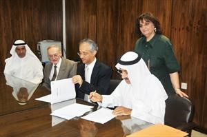 دعبدالرضا اسيري ودفؤاد العلي خلال توقيع الاتفاقية﻿