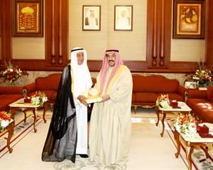 سمو رئيس الوزراء الشيخ ناصر المحمد يتسلم الكتاب من دعبدالهادي العوضي
﻿