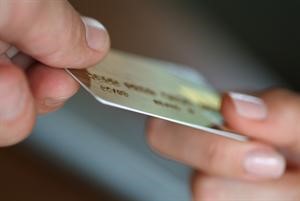 مواطنة تكتشف علاقة غرامية لزوجها بـ «بطاقة ائتمانية»