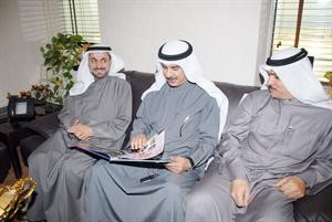 دفاضل صفر وماحمد الصبيح يطالعان المجلة التوعوية
