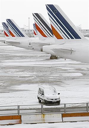 الثلوج تغطي مطار شارل ديغول﻿
