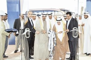 الشيخ احمد العبدالله وعلي النعيمي يقصان شريط تدشين المرحلة الاولى من تطوير حقل الخفجي 