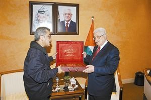 الزميل عدنان الراشد يقدم هدية تذكارية للرئيس محمود عباس