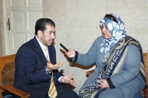 النائب علي الدقباسي متحدثا الى الزميلة هناء السيد على هامش اجتماعات البرلمان العربي في القاهرة﻿﻿ناصر عبدالسيد﻿