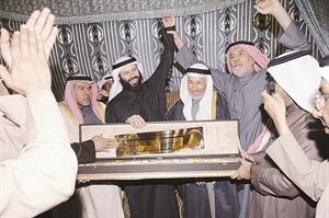 درع تكريمية من ابناء قبيلة عتيبة للنائب د فيصل المسلم﻿