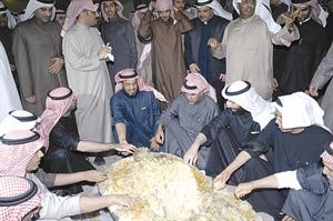 النائبان دفيصل المسلم وفلاح الصواغ وعدد من الحضور خلال حفل العشاء﻿