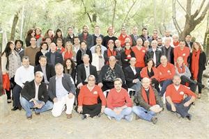 فريق عمل ميماك اوجلفي في لقطة تذكارية
