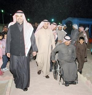 الشيخ خالد الفهد وعلي الدقباسي ومهدي العازمي خلال جولة في مخيم المعاقين
﻿