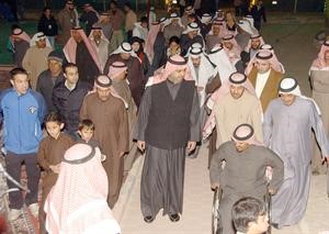 الشيخ خالد الفهد وعلي الدقباسي يتوسطان عددا من المشاركين في مخيم المعاقين
﻿