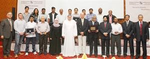 الغانم متوسطا مسؤولي وموظفي الشركة المحتفى بهم
