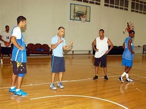 مدرب ازرق السلة البحريني سلمان رمضان يوجه اللاعبين في تدريب سابق﻿