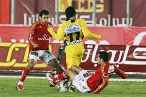 لاعب الاهلي محمد ابوتريكة يعترض تقدم مدافع المقاولون العرب حمادة السيد