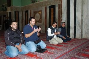 الزملاء عدنان الراشد وبدر الحماد وعبدالرحمن العليان ومبارك القناعي يؤدون الصلاة في الحرم الابراهيمي﻿