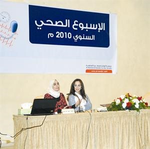 دانتصار الشامي ودوجد العثمان متحدتين خلال المحاضرة
