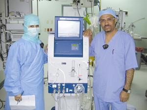 د الجمالي وامل العتيبي صاحبة البحث يقفان الى جانب جهاز التسخين الكيميائي﻿
