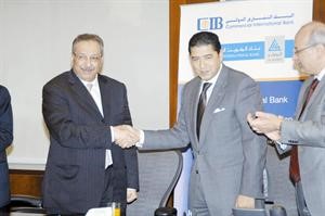 الشيخ محمد الجراح وهشام عزالعرب عقب التوقيع على الاتفاقية
