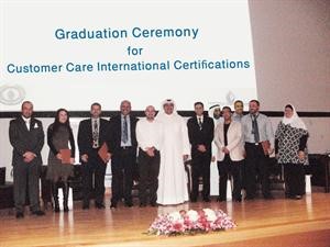 لقطة جماعية للخريجين يتوسطهم العبلاني والصادي
