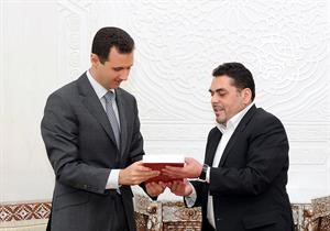 سمير القنطار يهدي الرئيس بشار الاسد نسخة من كتابه قصتي سانا