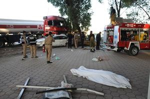 جثة احد الوافدين ملقاة على جانب الطريق وتبدو بشاعة الحادث 	هاني الشمري