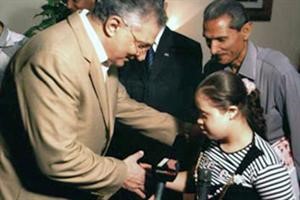 رانيا تصافح وزير التعليم المصري﻿