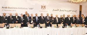 م رشيد محمد رشيد يتوسط المشاركين في المبادرة العربية لرجال الاعمال ورؤساء الشركات الكبرى﻿