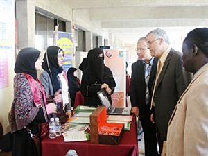 دقاسم صالح وجولة داخل المعرض﻿
