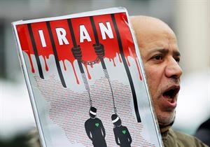 ايراني منفي في بروكسل رافعا شعارا مناهضا للاعدامات التي تجري في ايران	رويترز﻿
