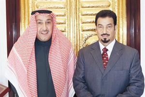 الشيخ فيصل الحمود خلال لقائه السفير دحمد الدعيج﻿