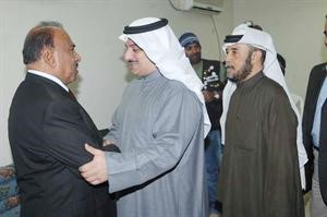 يوسف البيدان مصافحا الحربان
