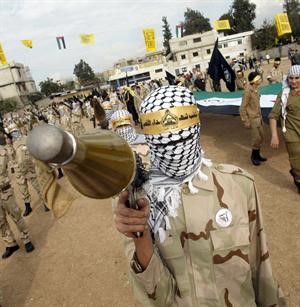 احد عناصر فتح يحمل اربيجي خلال احتفال بالعيد 46 لتاسيس الحركة افپ