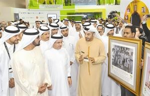 حاكم امارة دبي سمو الشيخ محمد بن راشد ال مكتوم يستمع لشرح حول لوحة تذكارية تعود الى بداية عمل الشركة ﻿