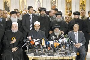 وزير الاوقاف د حمدي زقزوق والبابا شنودة وشيخ الازهر داحمد الطيب والمفتي دعلي جمعة خلال مؤتمرهم الصحافي المشترك في كنيسة العباسية امس افپ