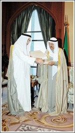 صاحب السمو الامير الشيخ صباح الاحمد يطلع علىصور مشروع قرية جابر الاحمد في اندونيسيا لدى استقباله برجس البرجس