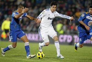 نجم ريال مدريد العائد البرازيلي كاكا يحاول المرور من دانييل كاتادياز اپ
