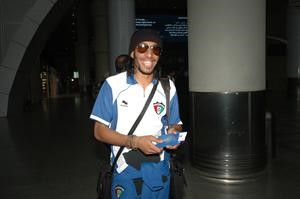 فهد العنزي يحمل الجواز الازرق امس في المطار قبل المغادرة الى الدوحة﻿﻿ كرم ذياب﻿