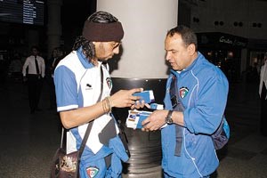 نجم الازرق فهد العنزي يتسلم جواز سفره في المطار كرم ذياب