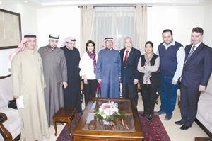 رئيس الوزراء الفلسطيني سلام فياض في صورة جماعية مع الوفد الاعلامي ﻿