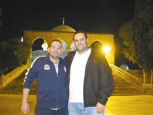 رئيس التحرير الزميل يوسف المرزوق مع الزميل عبدالرحمن العليان﻿