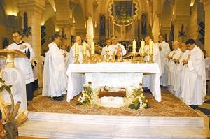 البطريرك فؤاد طوال يبدا مراسم القداس بكنيسة المهد ليلة عيد الميلاد﻿