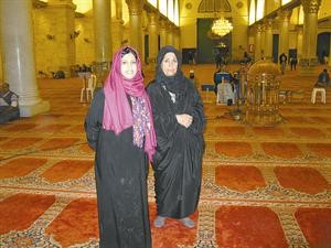الزميلتان فاطمة حسين واقبال الاحمد داخل المسجد الاقصى﻿
