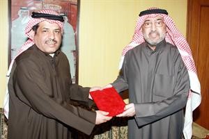 الشيخ خالد اليوسف يتسلم الدعوة من هايف المطيري
