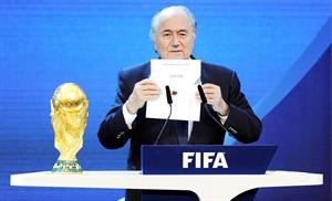 رئيس الاتحاد الدولي لكرة القدم فيفا السويسري جوزيف بلاتر خلال اعلانه فوز قطر بتنظيم مونديال 2022﻿