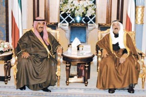 صاحب السمو الامير الشيخ صباح الاحمد لدى استقباله سمو الشيخ ناصر المحمد بعد ان حاز ثقة مجلس الامة