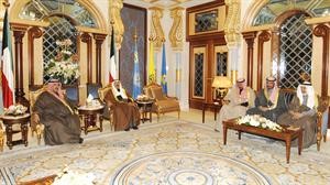 صاحب السمو الامير الشيخ صباح الاحمد مستقبلا سمو رئيس مجلس الوزراء الشيخ ناصر المحمد والشيخ دمحمد الصباح والشيخ احمد الفهد ودمحمد البصيري

