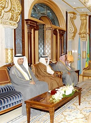 الوزراء الشيخ جابر الخالد وروضان الروضان ودبدر الشريعان خلال اللقاء مع صاحب السمو
