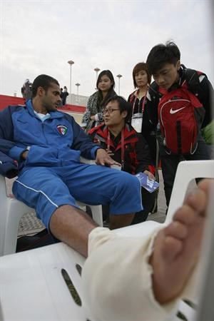 بدر المطوع المصاب يتحدث للاعلام الصيني خلال تدريب الازرق امس	الازرقكوم﻿