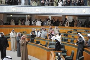 النواب المؤيدون لعدم التعاون بعد رفع الجلسة يحيون الجمهور
﻿