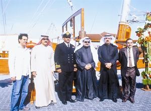 الشيخ فهد جابر العلي والوفد المرافق مع طاقم زينة البحار﻿