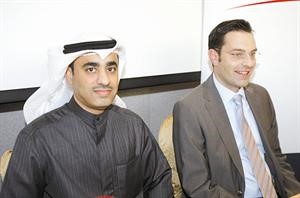 عبدالله التويجري وكيفين تيرنر خلال المؤتمر الصحافي﻿