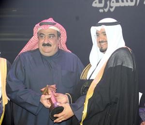 الشيخ احمد العبدالله يسلم الفنان احمد جوهر جائزة الدولة التشجيعية﻿